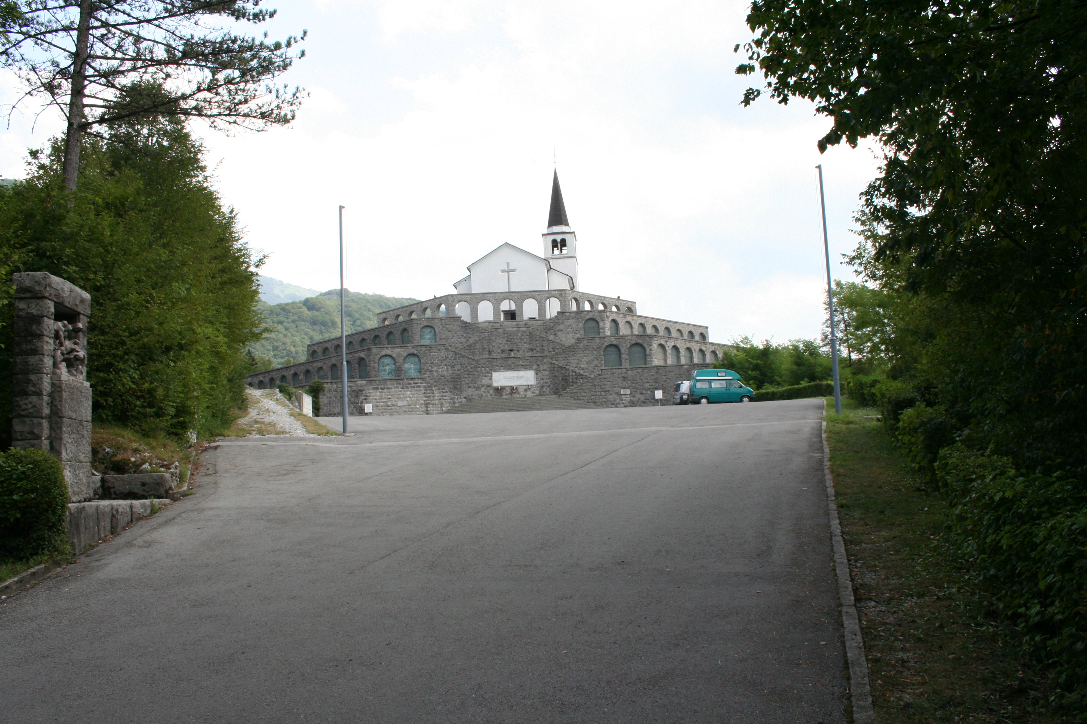kobarid-kostnica-in-cerkev-sv-antona